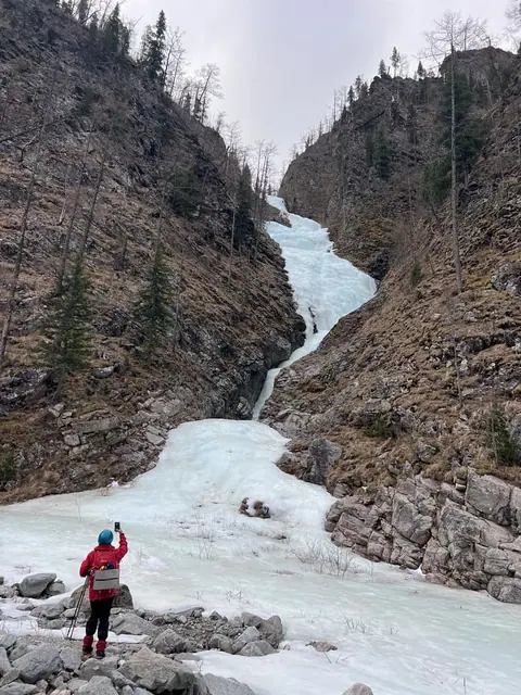 Замёрзший водопад в весеннем ущелье