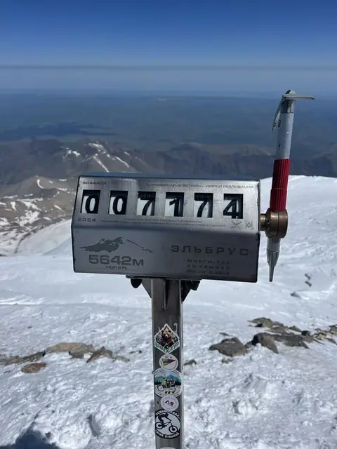 Восходители над облаками на склоне Эльбруса