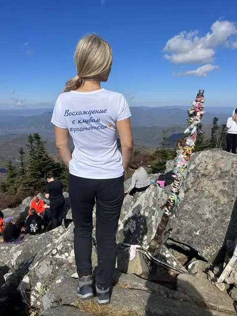 Вершина Пидана с лентами на камнях