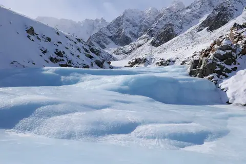 Весенний лёд и ледопады в каньоне под Мунку-Сардыком