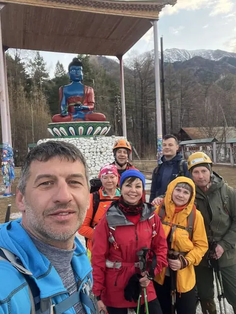 Группа клуба «Родные люди» у буддийской святыни в Аршане